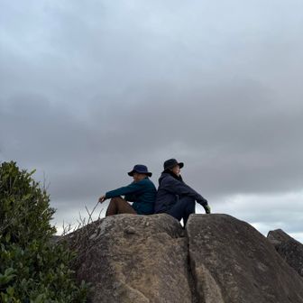 某ブランドのロゴマークのポーズ🤭
何だか分かりますか？