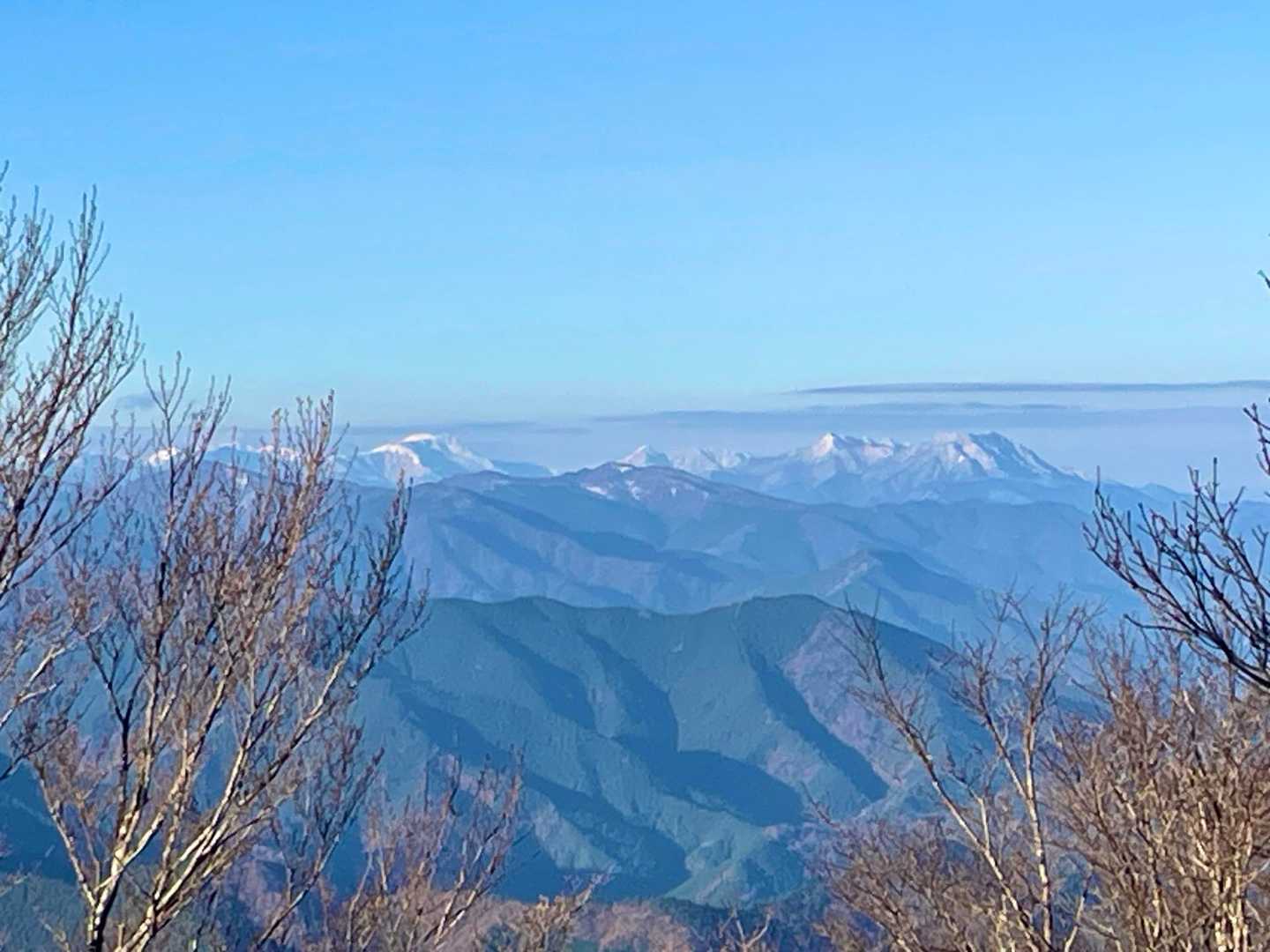 おおっ、石鎚方面の山かなあ　白い帽子被ってる