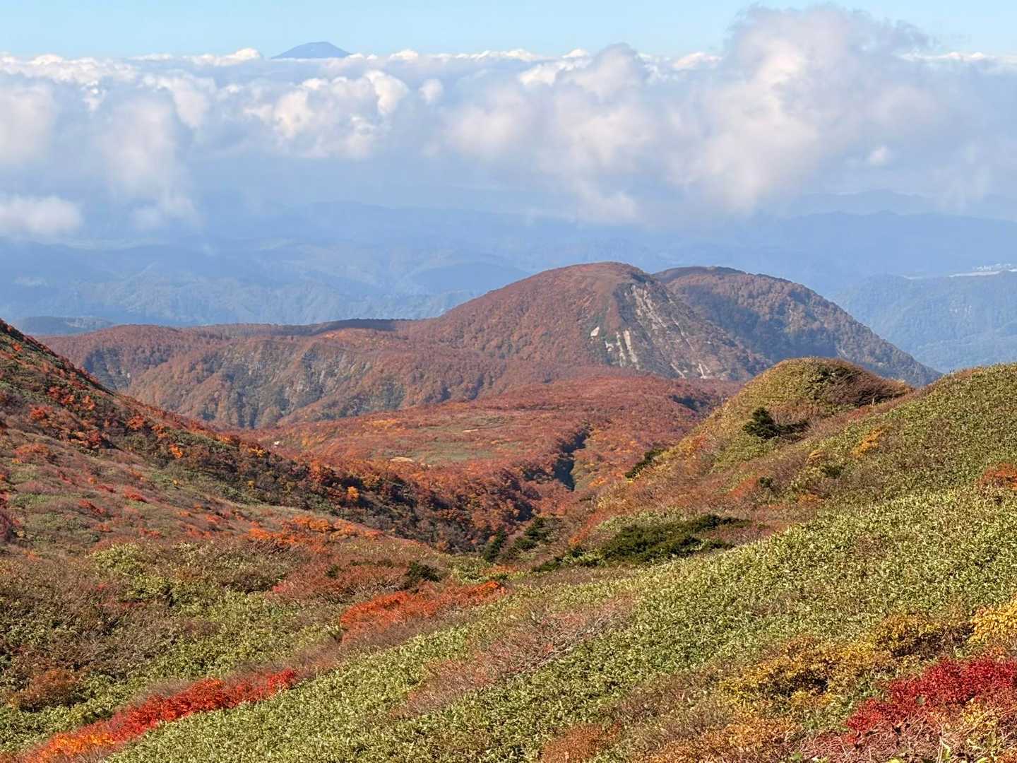 雲の上からひょっこり鳥海山