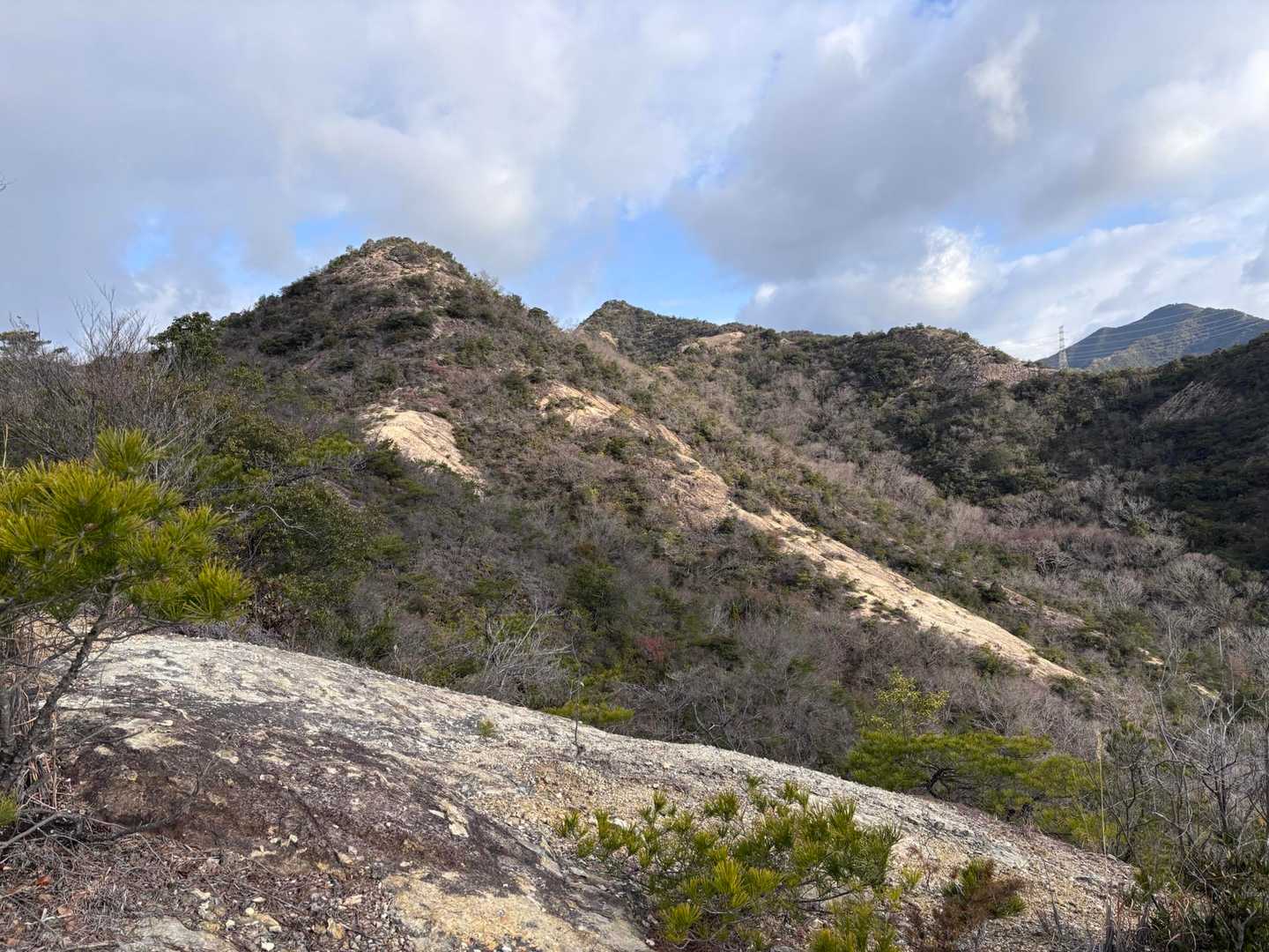 大坂山は右奥です♪
幾つもピークを越えていかます