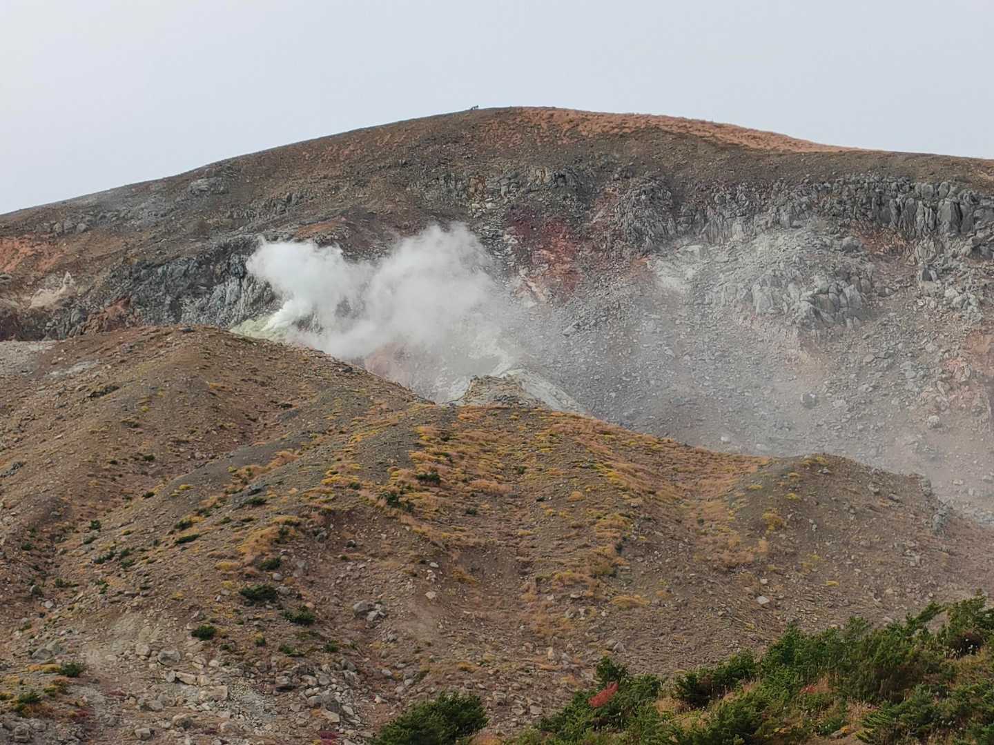 山道横の山からはモクモクと
♨️蒸気が出ています💨