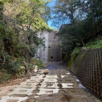 この堰堤は右➡️から巻く