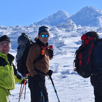 鳥海山・七高山・笙ヶ岳 新山と七高山バックに📸