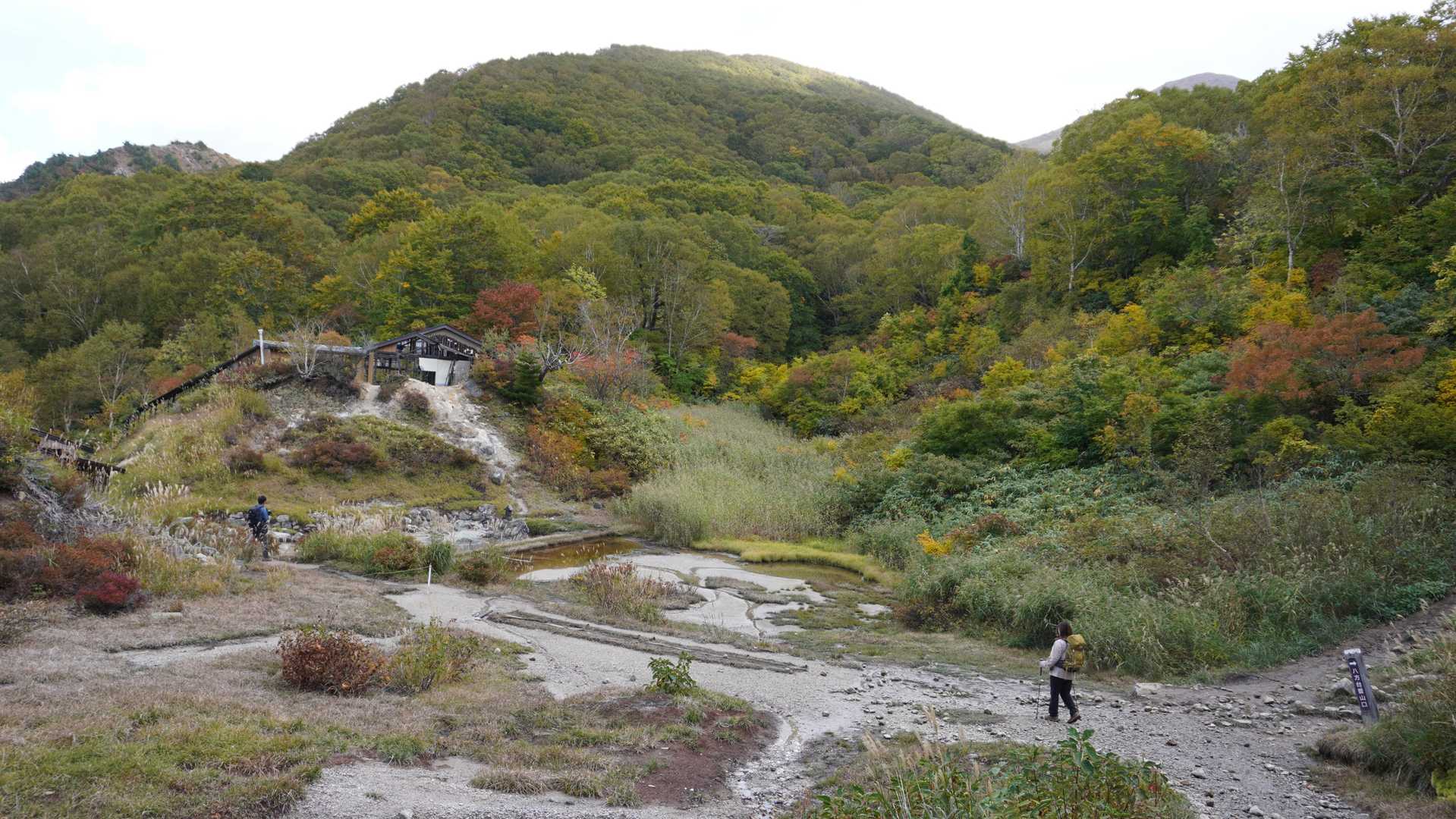 1990年代まで営業していたらしい♨中ノ湯温泉小屋跡。硫黄の匂いがします。