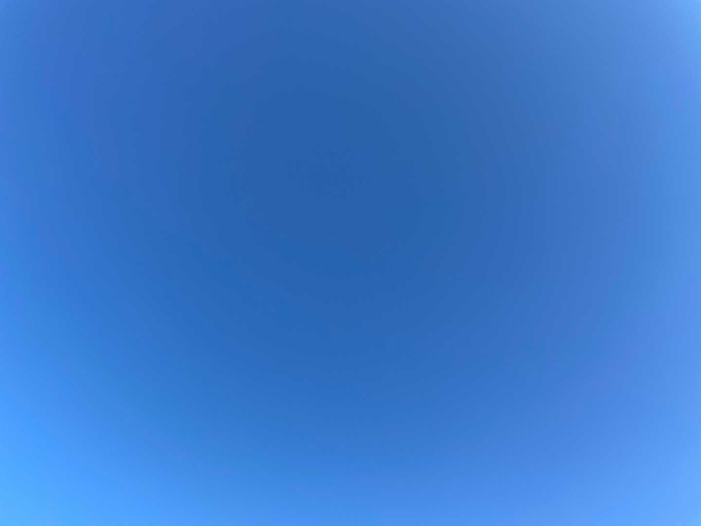 下山して見上げたら真っ青な空