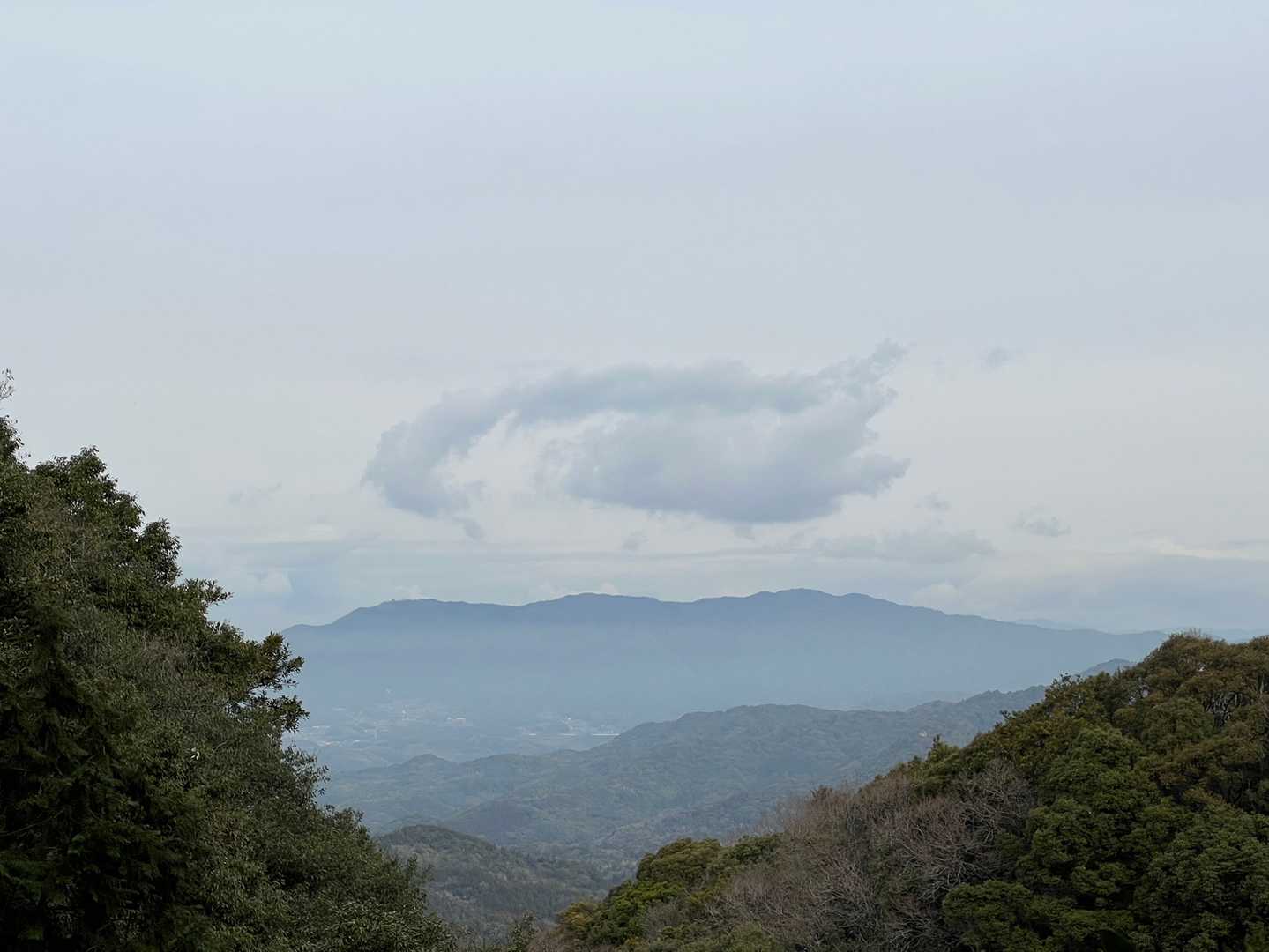 途中の眺望
↗️赤松ヶ平・鶴ヶ峰・大将軍・烏帽子岳の山並み　その上に面白い形の雲
山友の一人　龍🐉のように見える❣️なるほど〜‼️🤔