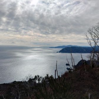 山頂から南の方向､死骨崎｡