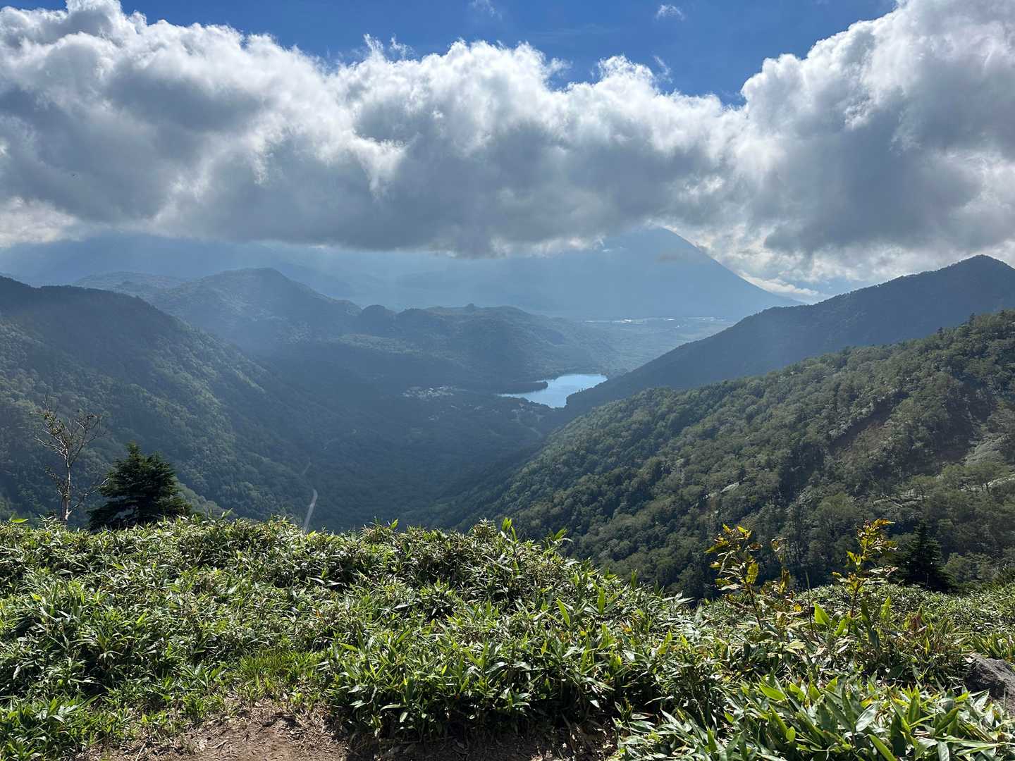 湯ノ湖、戦場ヶ原男体山は雲の中