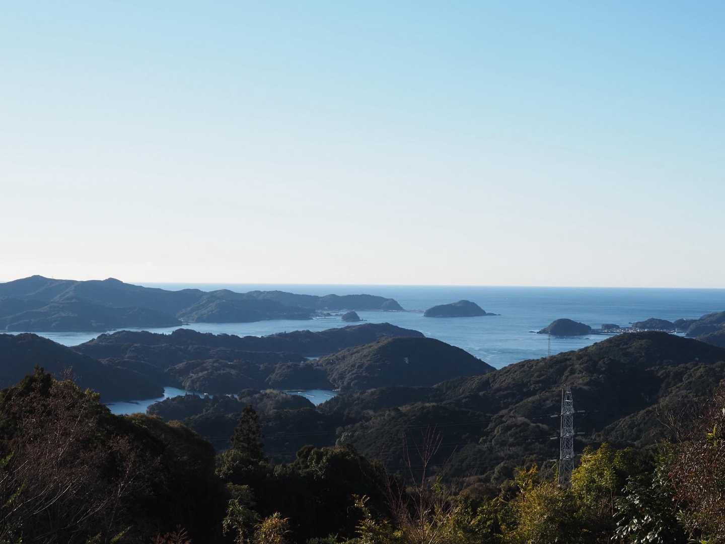 美しい景色を見ながら急いで下山