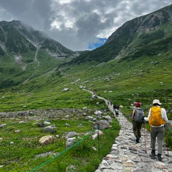 ゆるい登山道。まずは一の越山荘を目指します。