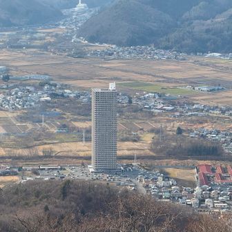山形のポツンと高層ビル。テレビでやってたな。