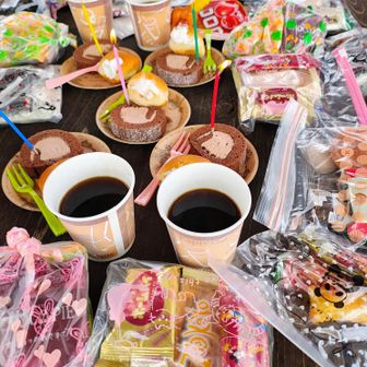 浅間山にて合同お誕生日会🎂

皆 健康で今年のお誕生日を
迎えられて おめでとう🎉

そしてお約束のお菓子交換会