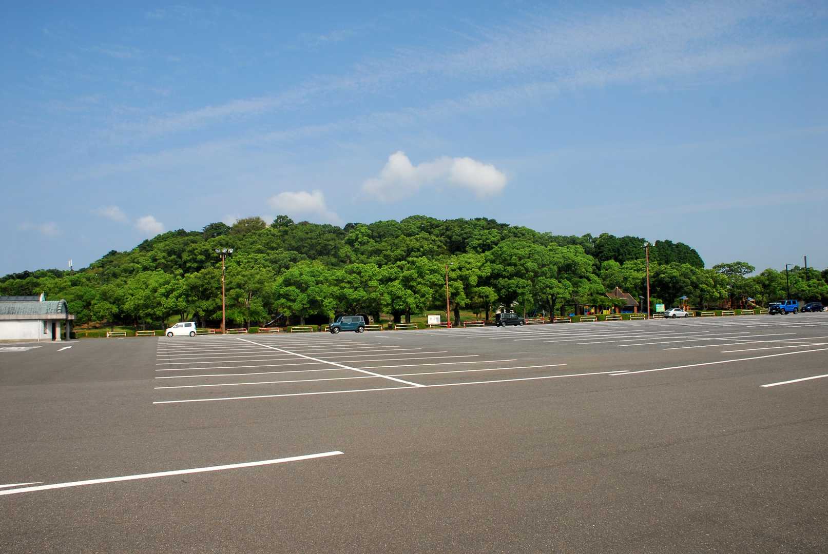 この駐車場が遠足広場でした。当時は野原でした。目の前が鉢巻山です。当時、鉢巻山周辺はメインから外れてあまり人が入らない鬱蒼とした山でした。なので、年に１度の夏に山捜査が行われ、自殺者の遺体遺骨回収してた山です。現在の鉢巻山から想像できない山ですが、周辺を巻くようにあるツツジは当時のままです。ん？だから鉢巻山なのか？🤔　若い頃、人気がない鉢巻山展望台で会社のお姉さんに誘われて夜の月見🎑と夜桜花見🌸をしたことがあります👻←私は平気なので🔥