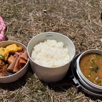今日は保温のお弁当箱🍱
暖かい飯は美味いなぁ😋

重かったけど💦