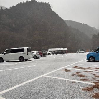 駐車場に着いた途端に雪が降り始めて、あっという間にこんな状態😱
帰る頃には溶けていました☺️