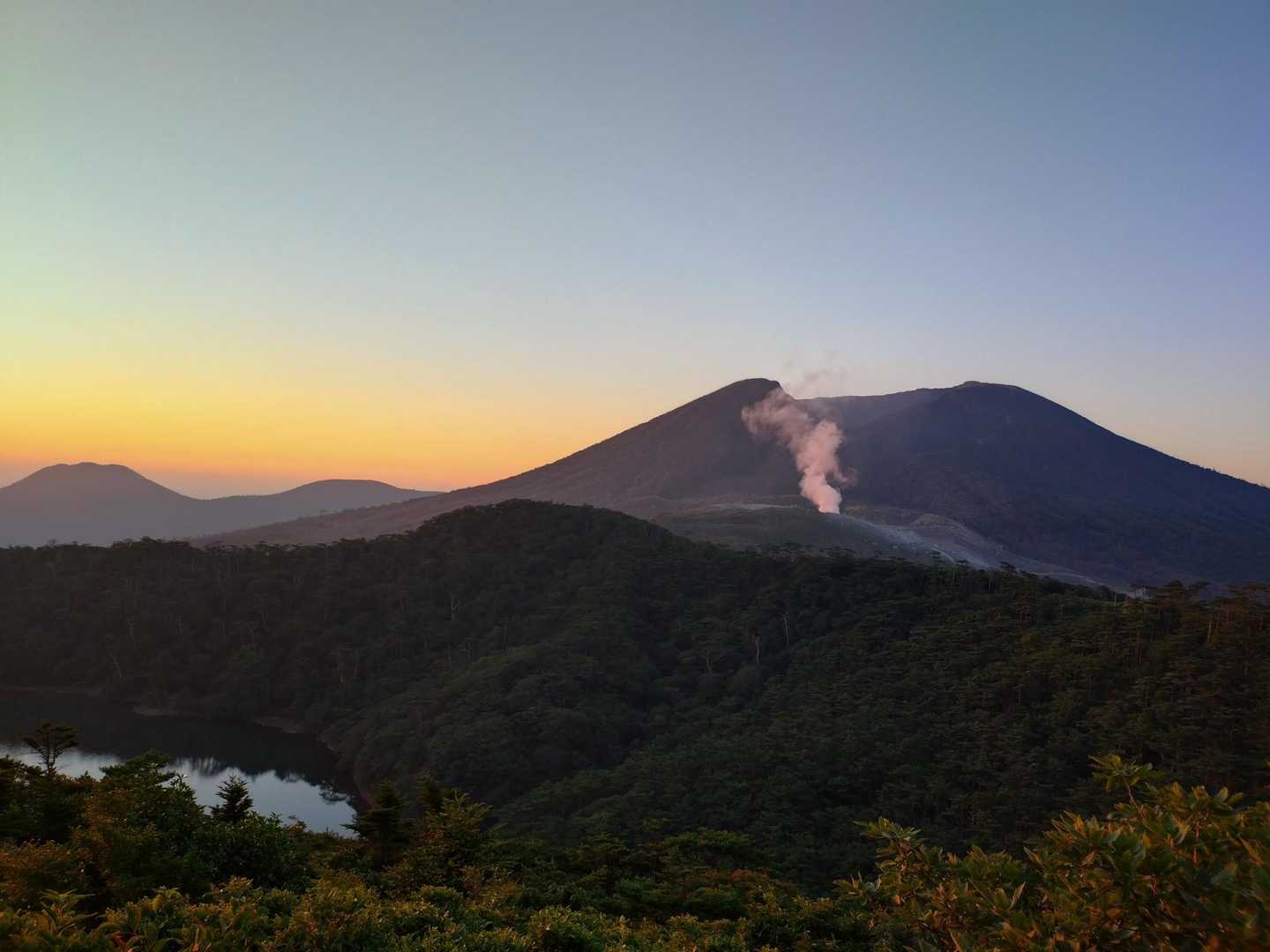 神秘的な水面をめぐる白鳥山往復コースの写真