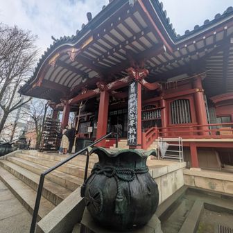 本堂とうちゃく

…『待乳山』山頂です😅
標高9mなのに、まさかのモノレール使用(笑)
そして軌跡が飛んで標高数は0m😂

ここは大根と巾着のモチーフがたくさんある神社です