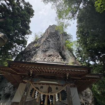 中ノ岳神社
後ろ轟岩が御神体だそう。