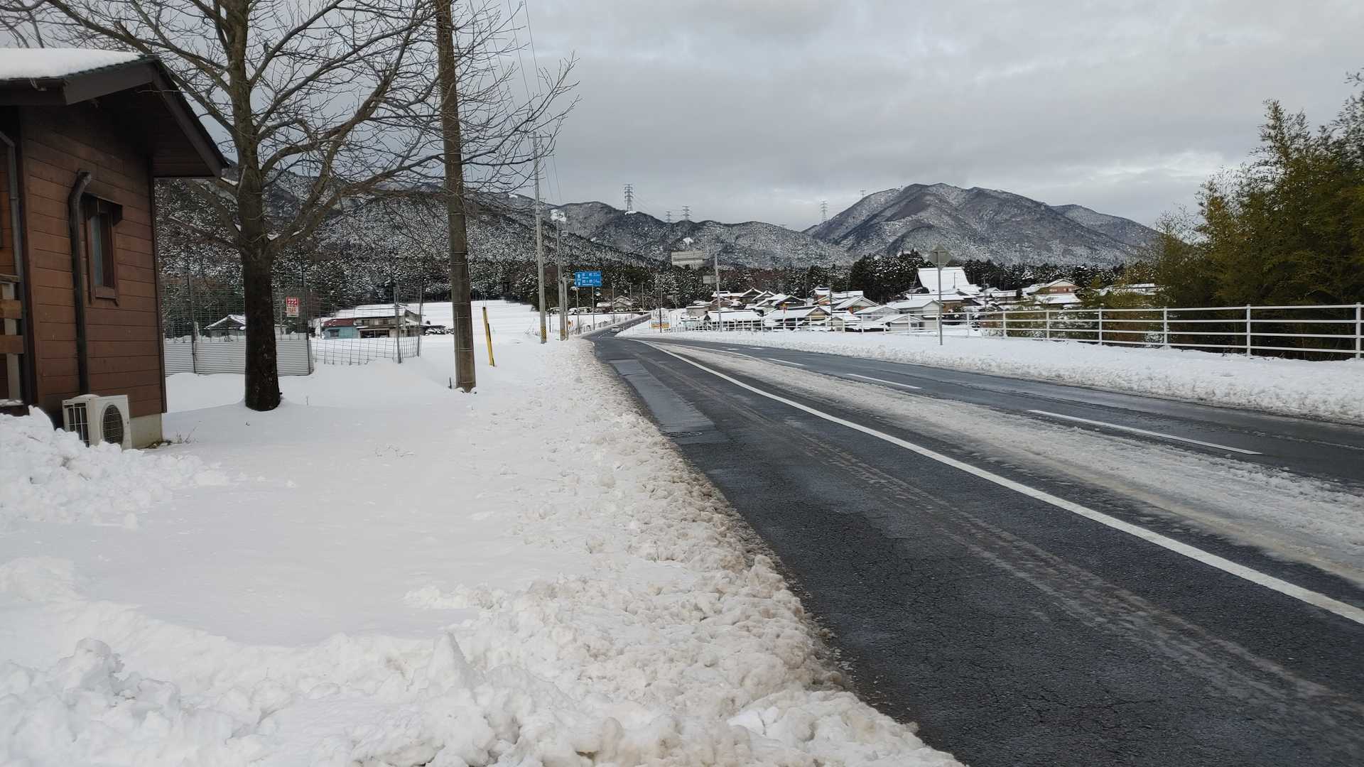 登山道に向かいます。歩道は雪で埋まってます。
