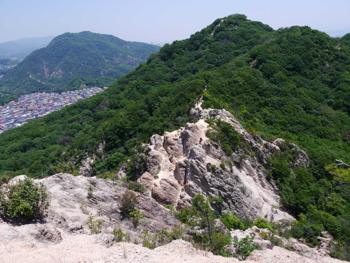 須磨アルプス｜山陽電鉄の駅と駅を結ぶ岩肌と絶景の山歩道の写真