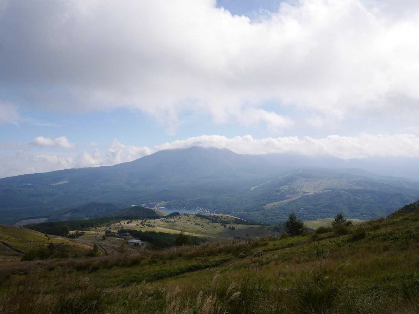 蓼科山と白樺湖。山頂は雲の中。