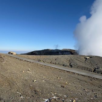 中岳火口が近づいてきた