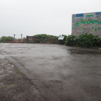 山頂駐車場にやって来ました。猛烈な雨です。