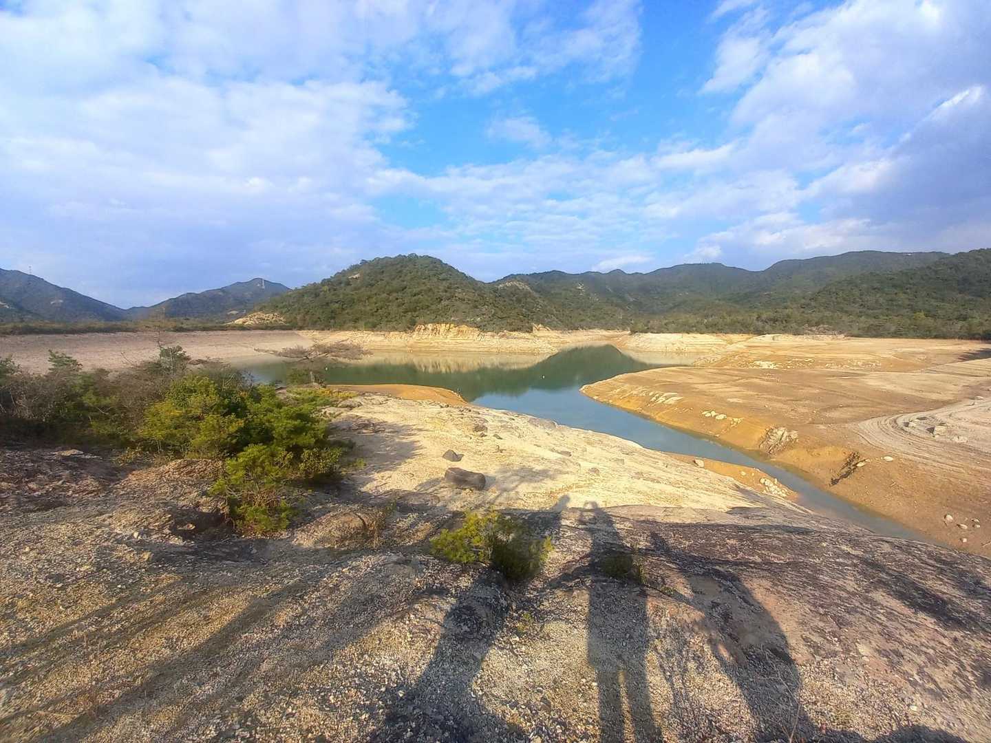 兵庫県最大級のため池なのに
こんなに水量無くて狭い💧

でもそれがまた幻想的✨