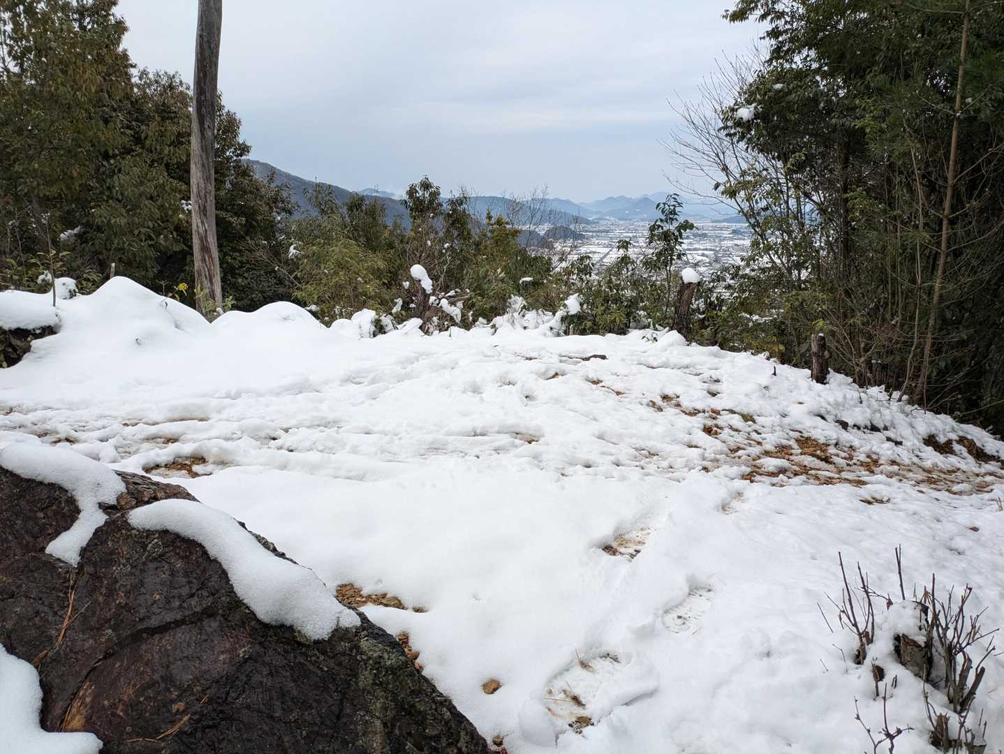 昨日の雪が残っている