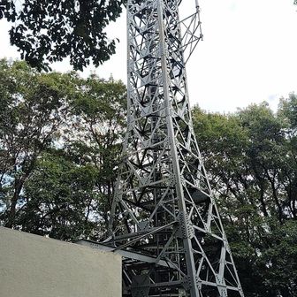 パラボラ山隣にある電波塔