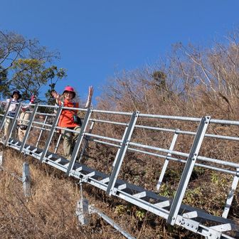 最初は急な下りとアミアミの鉄階段に戸惑っていたようだが、、、