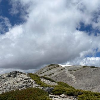 ここからは天空の縦走路。
中岳直下で再度嫌な雪渓が出てきました。