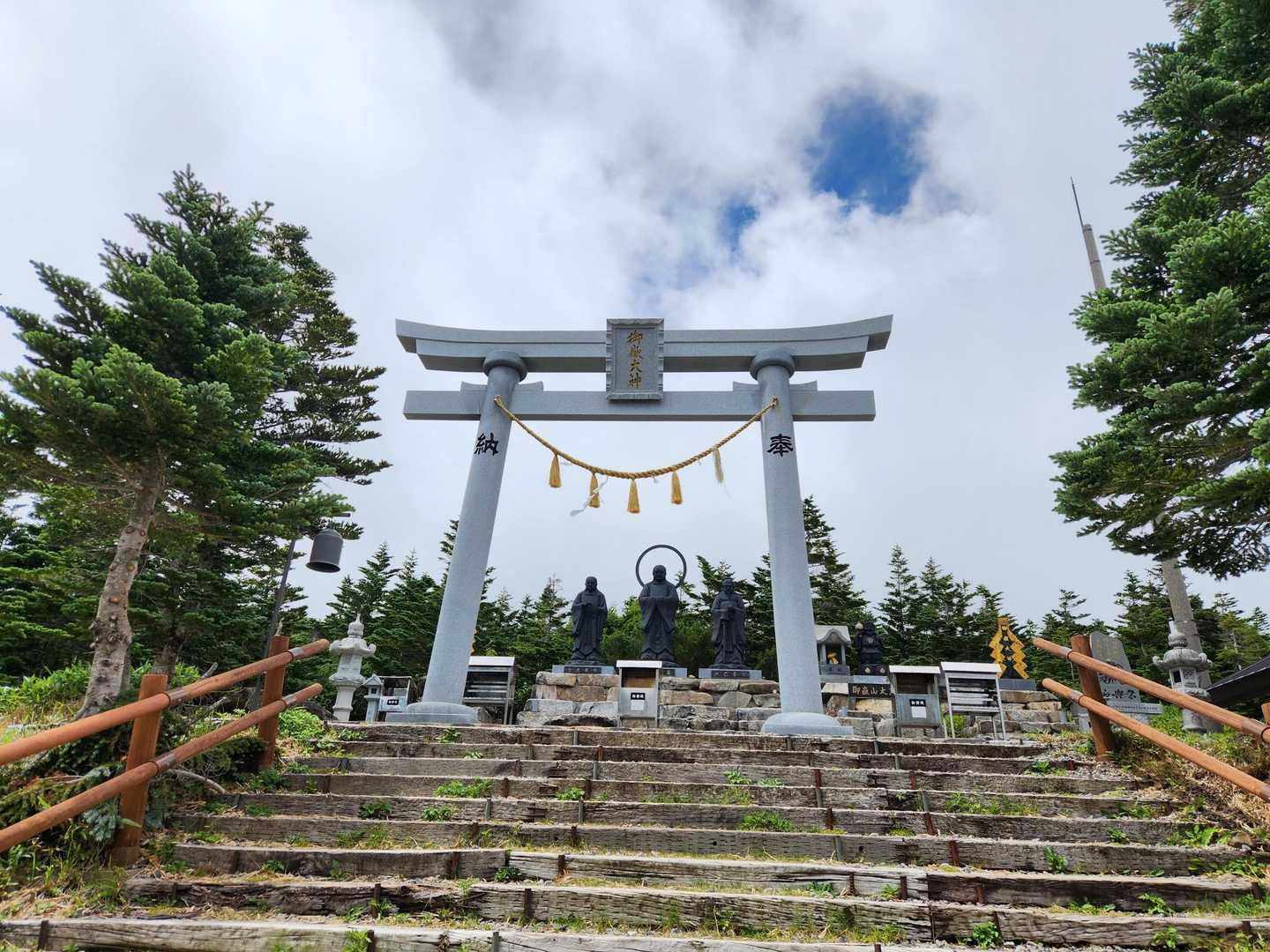 御嶽神社遥拝所。
山頂の奥宮まで登れない人はここでお参りをします。