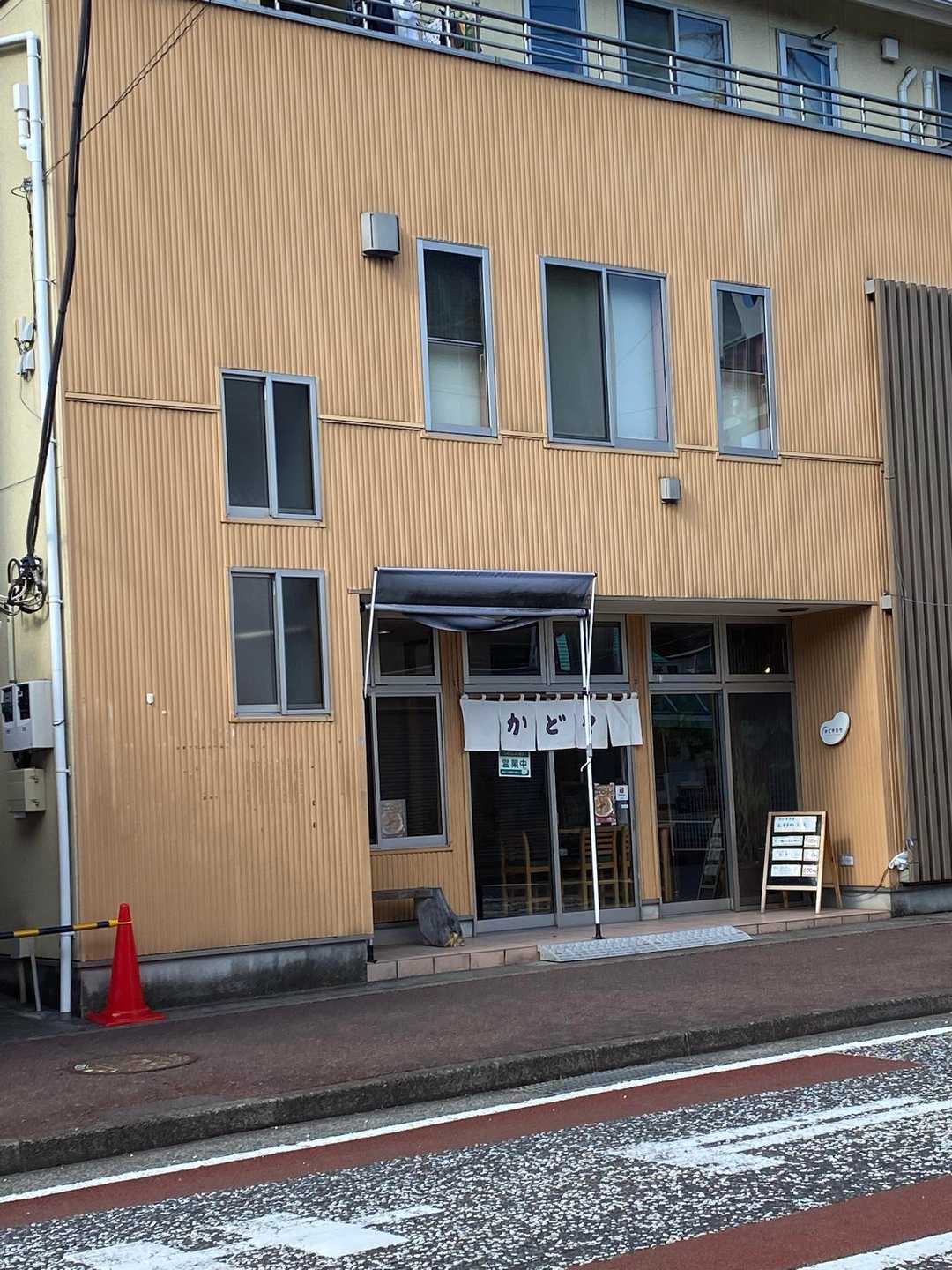 相模湖駅に着きました。
あちらが未来ちゃんが下山メシしたかどやさん。