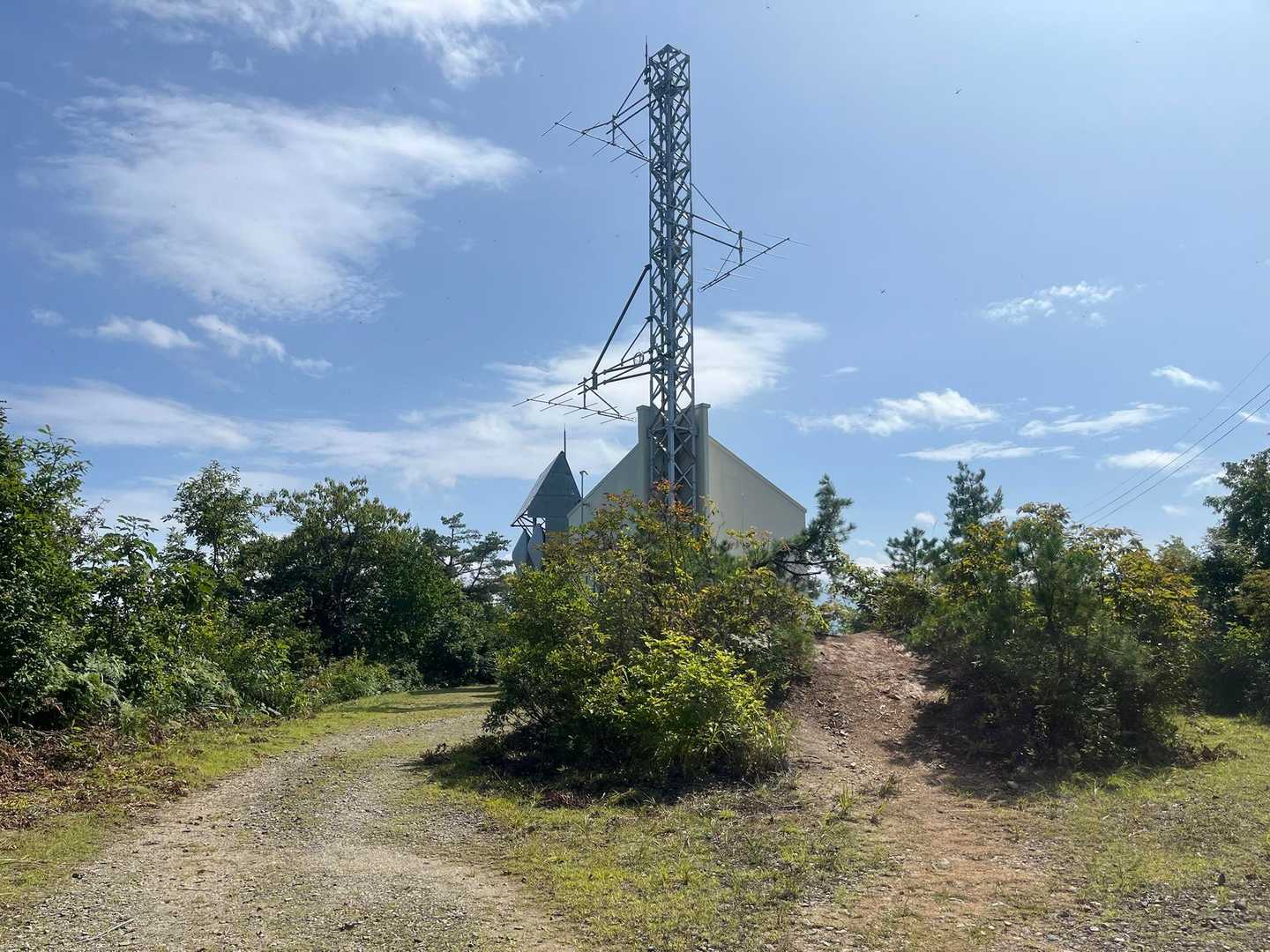 斜平山の最高峰・笹野山を踏破。山標は見当たらず……