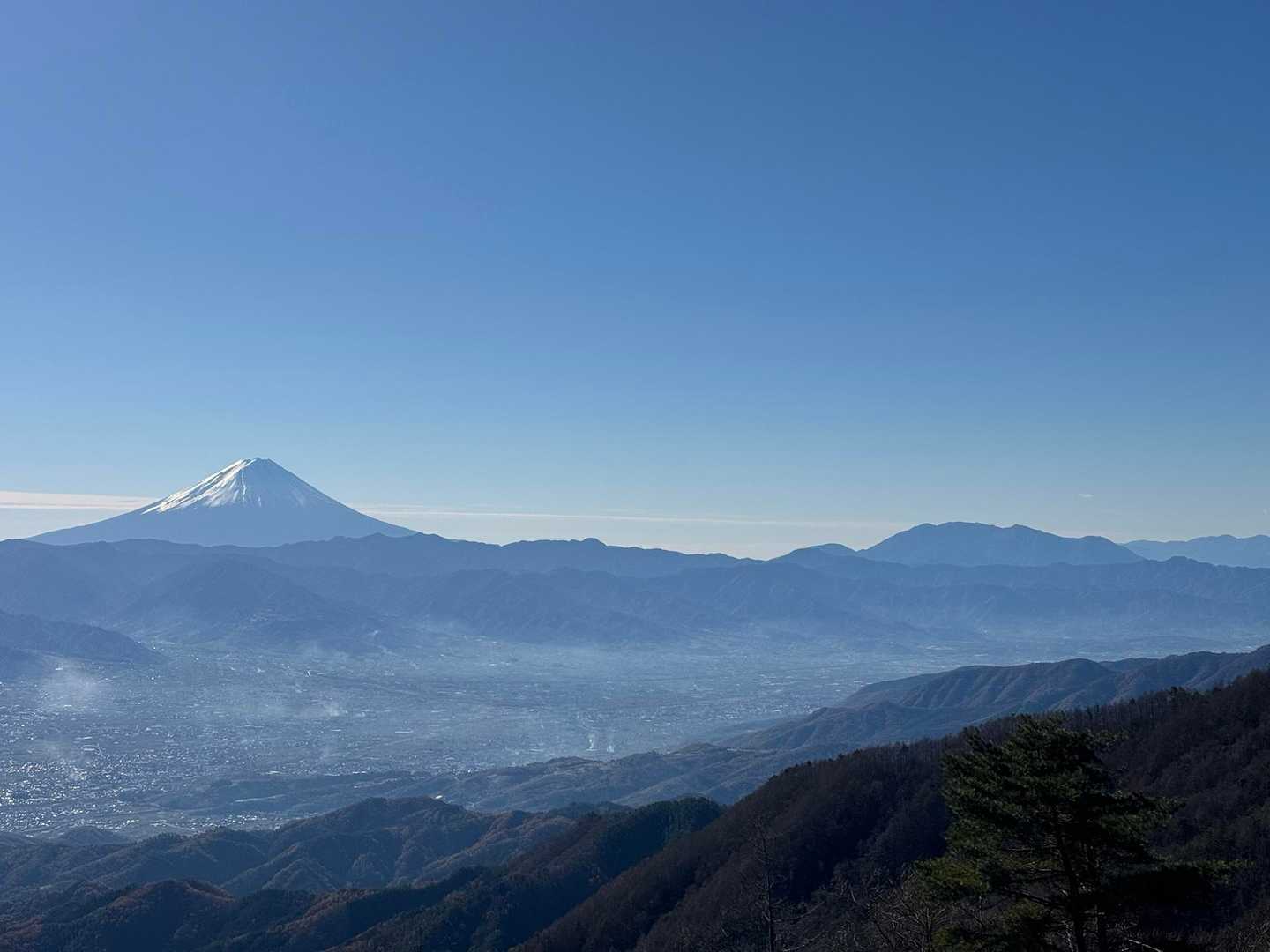 手前に御坂山地。右奥に毛無山。