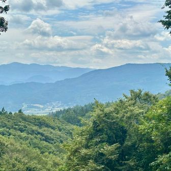 荒倉神社を後にチロルの道へ
左に湯ノ沢岳、右手前に熊野長峰が見えました。