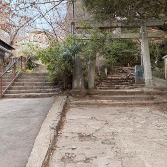 左がケーブルカー、右が登山道入口です。