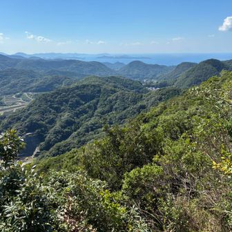 南南西の方向には長崎半島の島々や山々が見える。