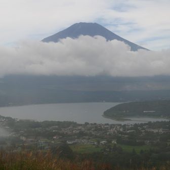 山中湖と富士山が霧の向こうに見えた。