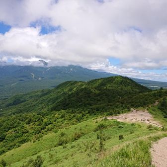 山頂から先ほどの広場方向