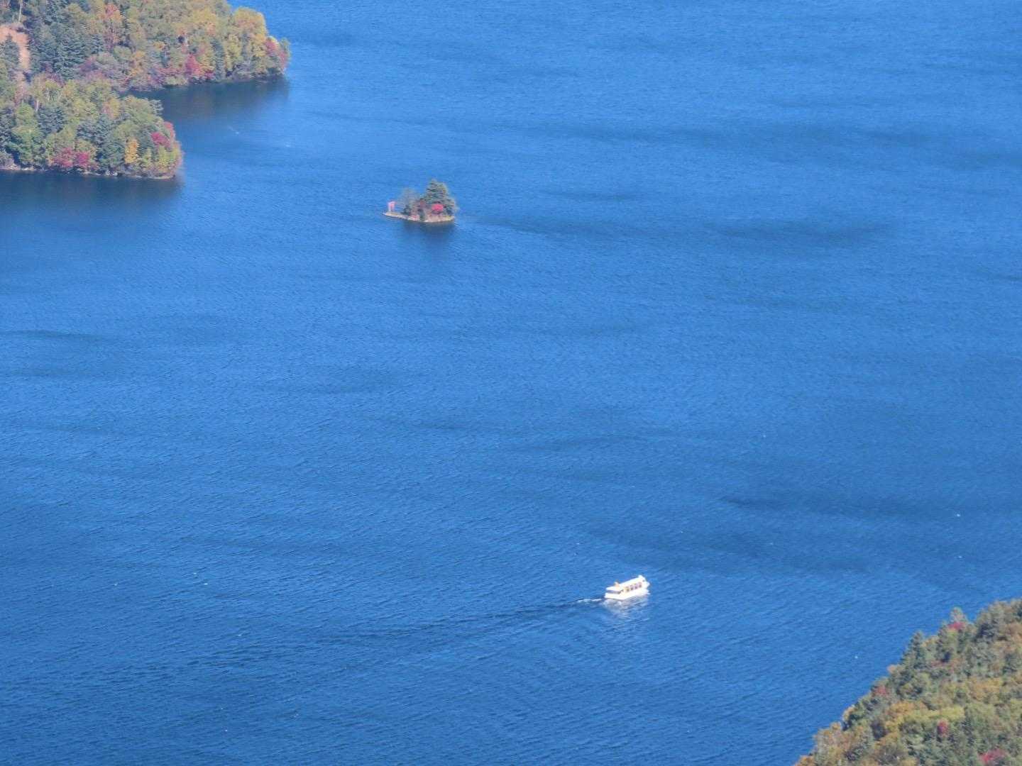 弁天島と遊覧船