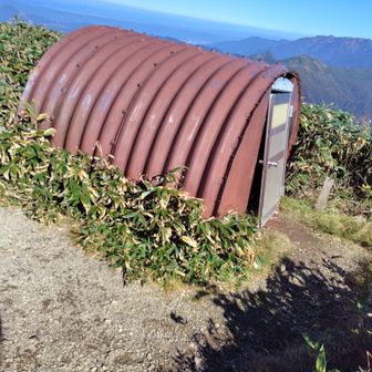 避難小屋
扉が壊れてました