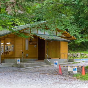7時過ぎで1番近い一ノ鳥居駐車場に停められた。
駐車場に立派なトイレあり