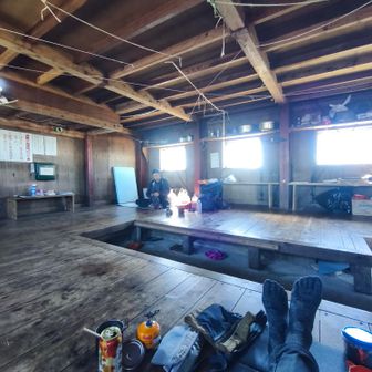 避難小屋内部の様子、2階もありトイレは入口入って内部にボットン式あり。出入り口ヨコに陣取ったら少し臭った😂