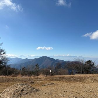 腹ごしらえしたら下山開始。
三つ峠山荘の手前に開けたスペースが。
ベンチもあるし、ここで食事するのもよさそう