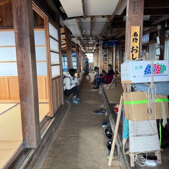 小屋の中が登山道になってます😊宿泊もできます