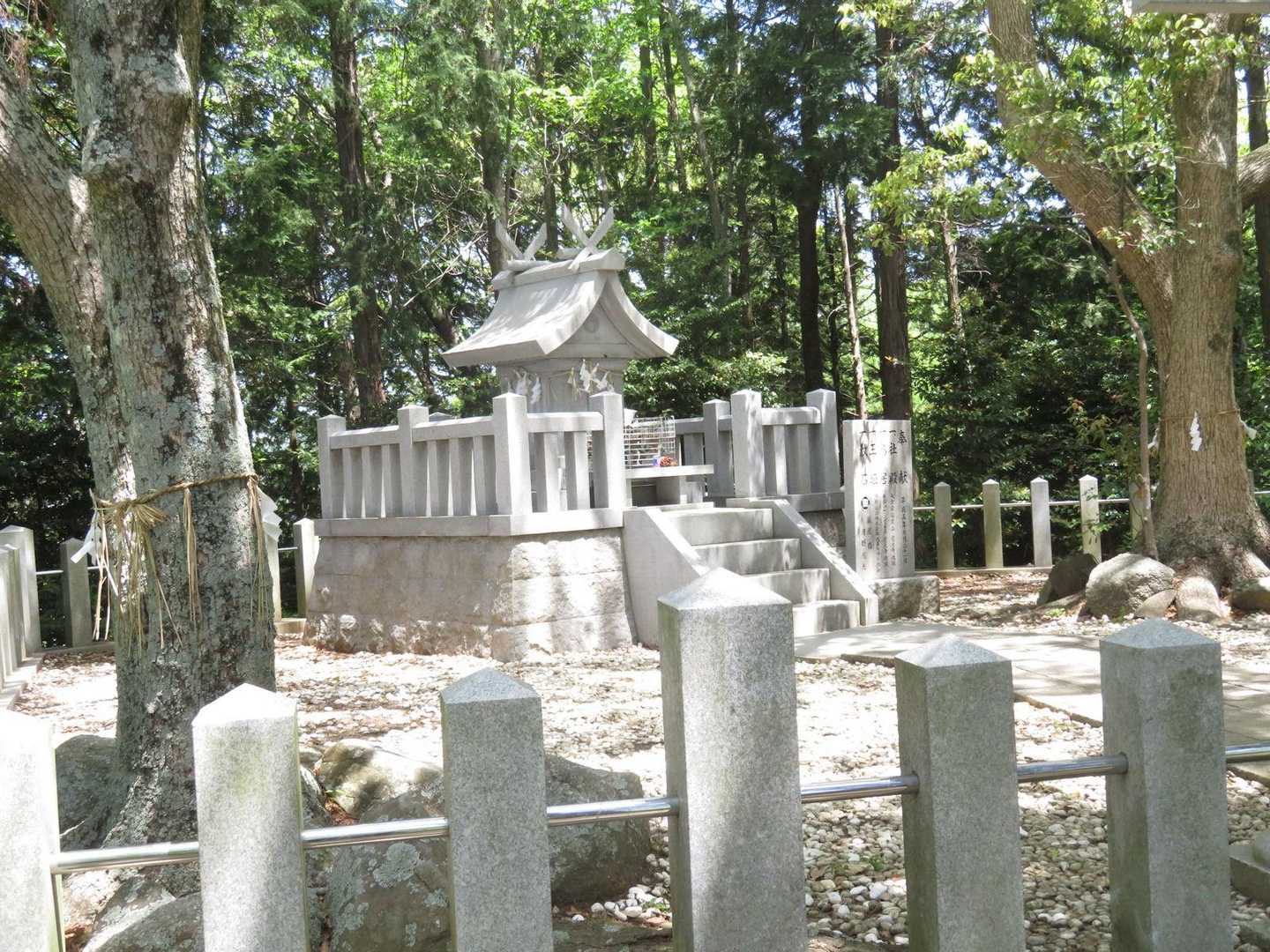 石の社殿はまだ新しい