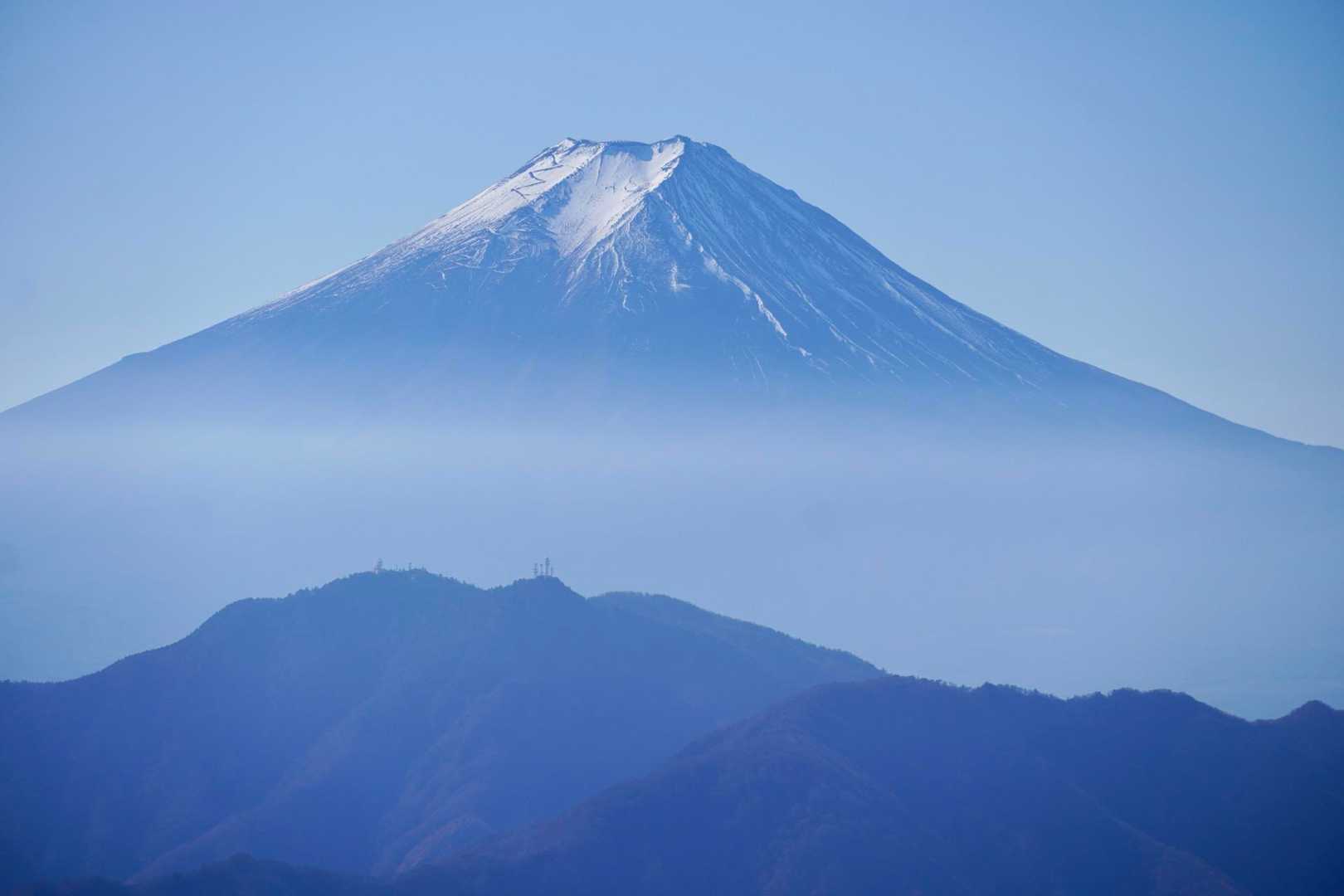 寄りで。
手前に三ツ峠の鉄塔が見えてます📡