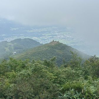 だいぶ下ってきました。地蔵の頭、リフト乗り場が見えます。